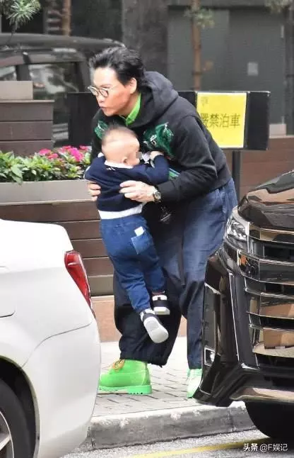 老來得子的蘇永康很緊張兒子前程,兒子未滿2歲就面試名校幼兒園!
