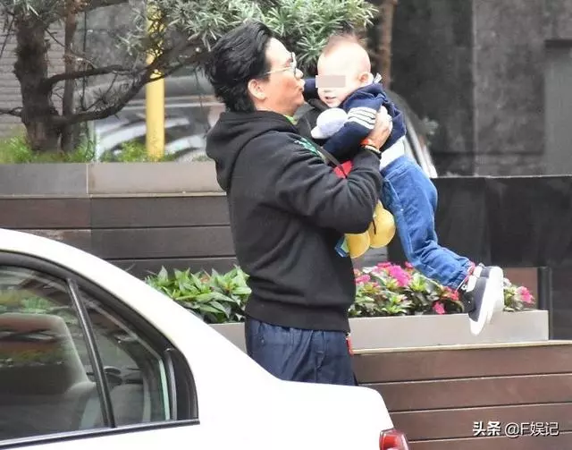 老來得子的蘇永康很緊張兒子前程,兒子未滿2歲就面試名校幼兒園!
