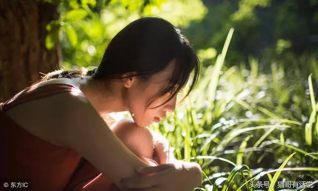 商場遇到出差的丈夫,妻子默不作聲逃回家,一年後她含淚笑了