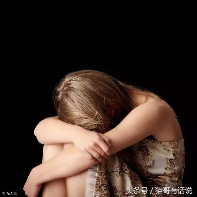 商場遇到出差的丈夫,妻子默不作聲逃回家,一年後她含淚笑了