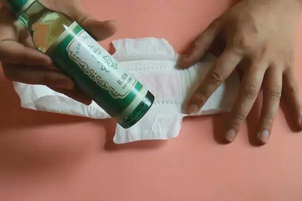 花露水倒衛生巾上,解決了很多家庭主婦的煩惱