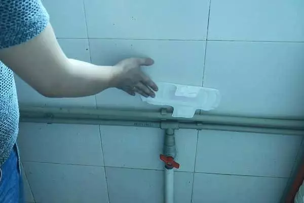 花露水倒衛生巾上,解決了很多家庭主婦的煩惱