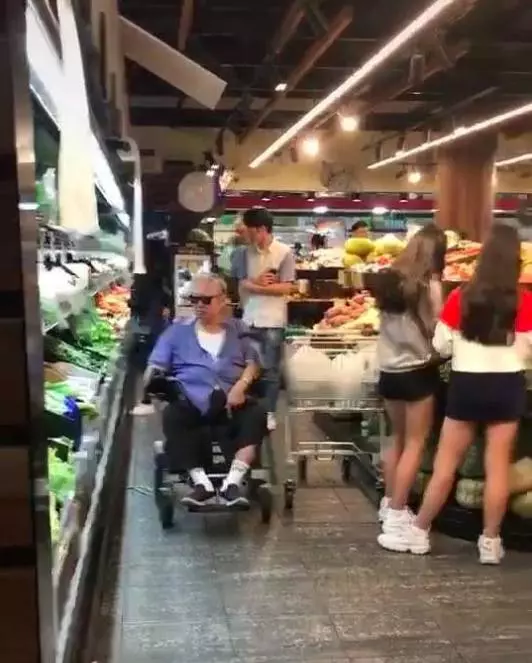 67歲洪金寶坐輪椅買菜被偶遇,越變越瘦引網友擔心 !