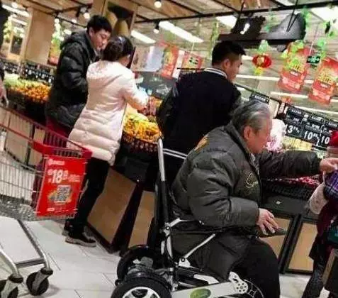 67歲洪金寶坐輪椅買菜被偶遇,越變越瘦引網友擔心 !