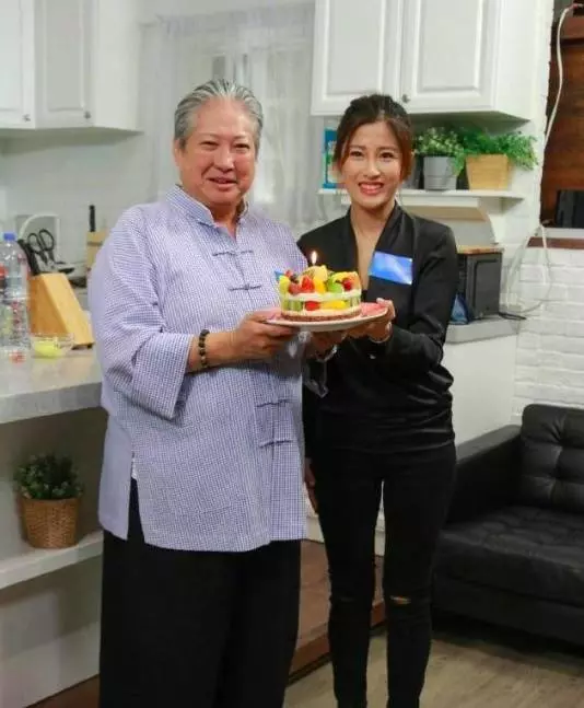 67歲洪金寶坐輪椅買菜被偶遇,越變越瘦引網友擔心 !