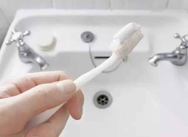 牙膏皮不要扔,剪一剪放廚房,解決了困擾的問題