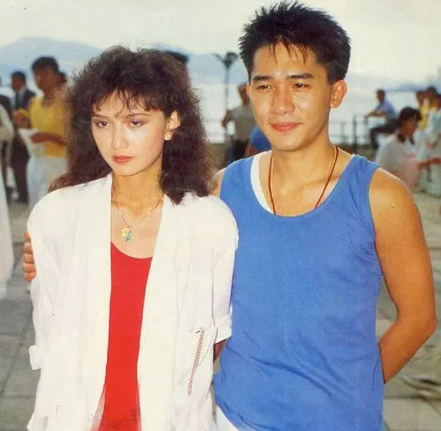 同是54歲的劉嘉玲和曾華倩,從閨蜜到情敵,如今差距越來越大!