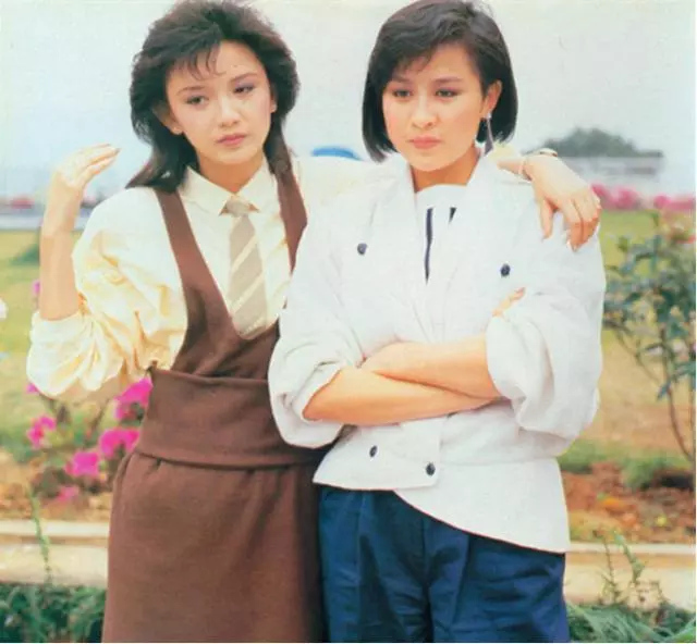 同是54歲的劉嘉玲和曾華倩,從閨蜜到情敵,如今差距越來越大!