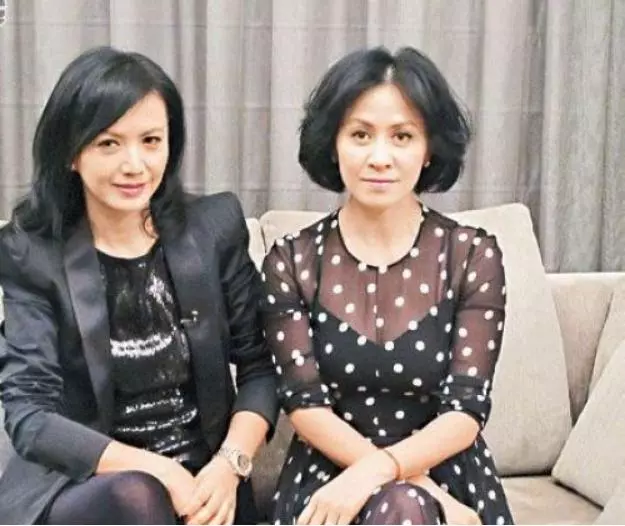 同是54歲的劉嘉玲和曾華倩,從閨蜜到情敵,如今差距越來越大!