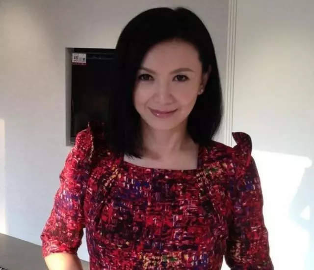同是54歲的劉嘉玲和曾華倩,從閨蜜到情敵,如今差距越來越大!