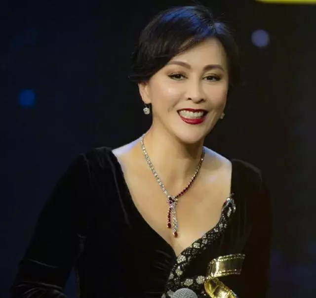 同是54歲的劉嘉玲和曾華倩,從閨蜜到情敵,如今差距越來越大!
