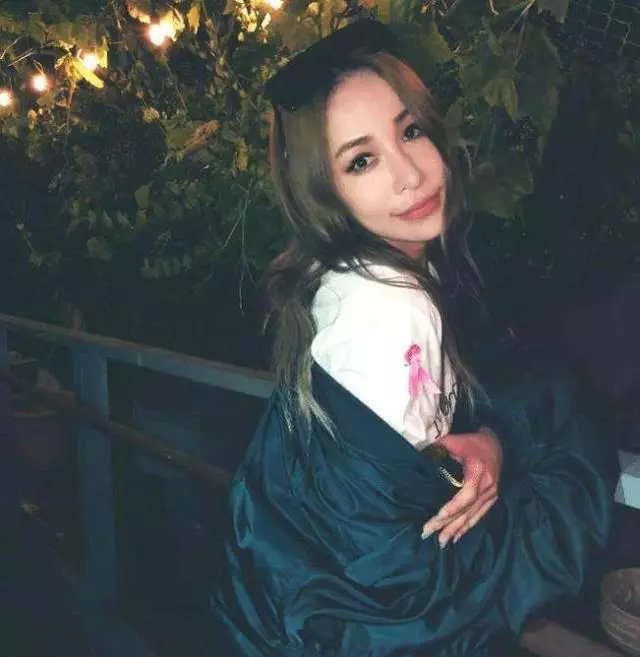 曾經是樂壇一姐,獲得億萬財產之後放棄唱歌,如今深陷整容深淵