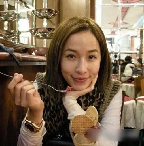 曾經是樂壇一姐,獲得億萬財產之後放棄唱歌,如今深陷整容深淵