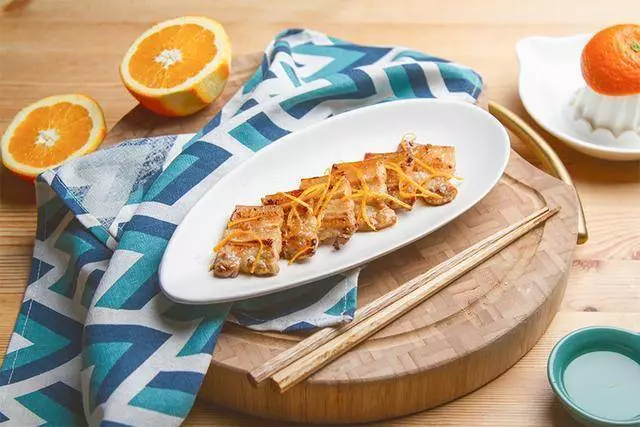 老婆用橙汁腌五花肉,煎好端上桌連肉渣都搶光,比烤肉好吃太多了