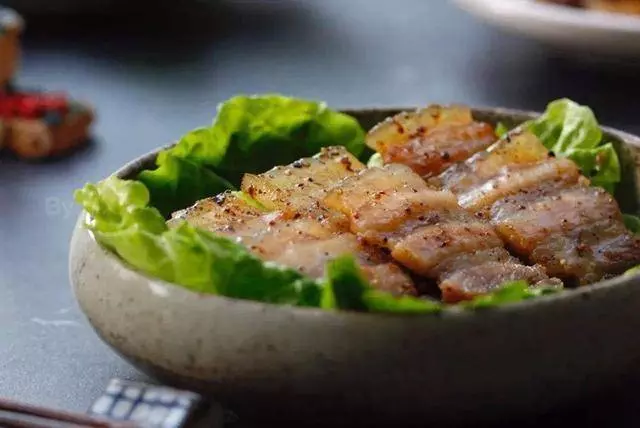 老婆用橙汁腌五花肉,煎好端上桌連肉渣都搶光,比烤肉好吃太多了