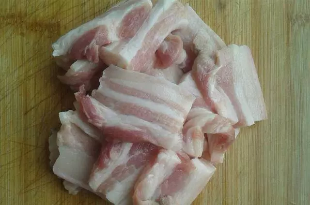 老婆用橙汁腌五花肉,煎好端上桌連肉渣都搶光,比烤肉好吃太多了