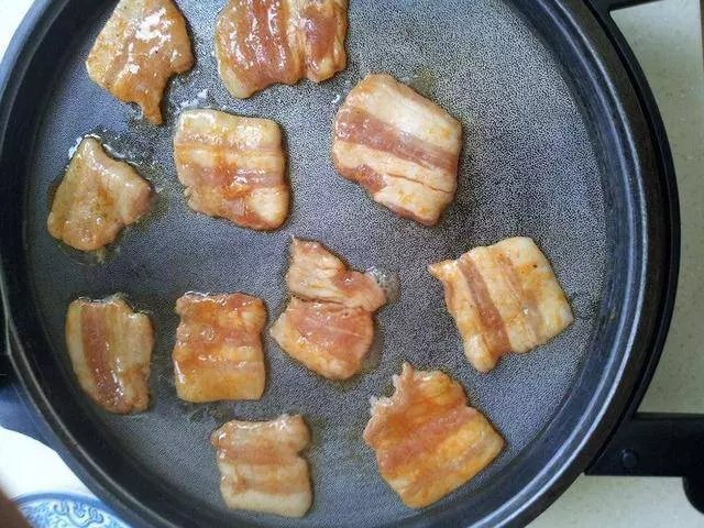 老婆用橙汁腌五花肉,煎好端上桌連肉渣都搶光,比烤肉好吃太多了