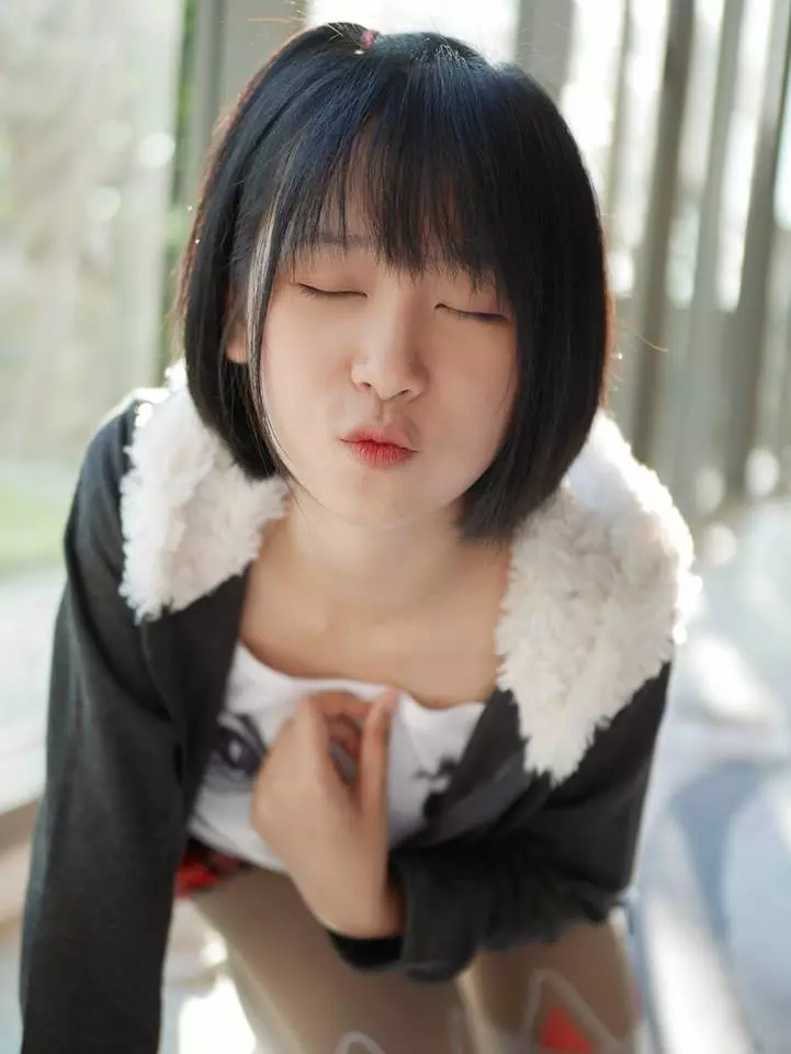 泰國清純網紅曬「泳裝照」超蘿莉 跨下驚見「超MAN一大包」她解釋:我不是偽娘!
