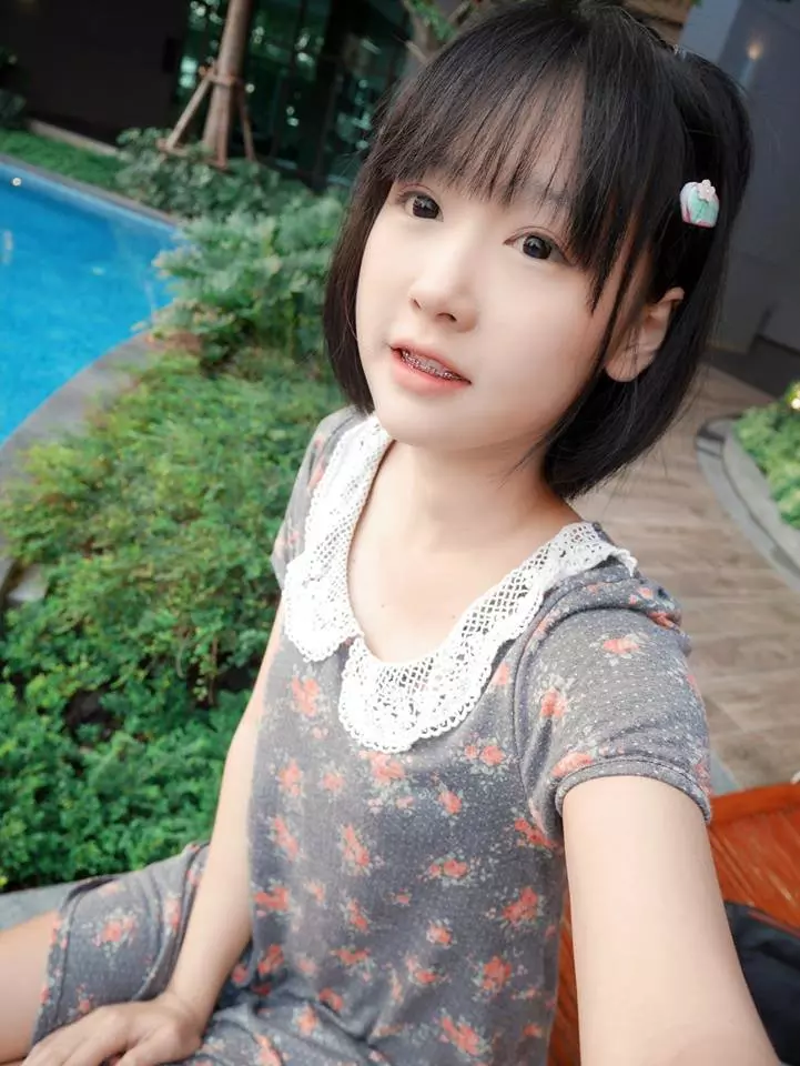 泰國清純網紅曬「泳裝照」超蘿莉 跨下驚見「超MAN一大包」她解釋:我不是偽娘!