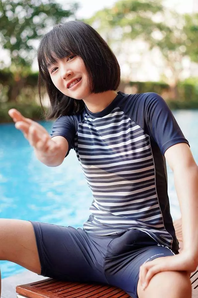 泰國清純網紅曬「泳裝照」超蘿莉 跨下驚見「超MAN一大包」她解釋:我不是偽娘!