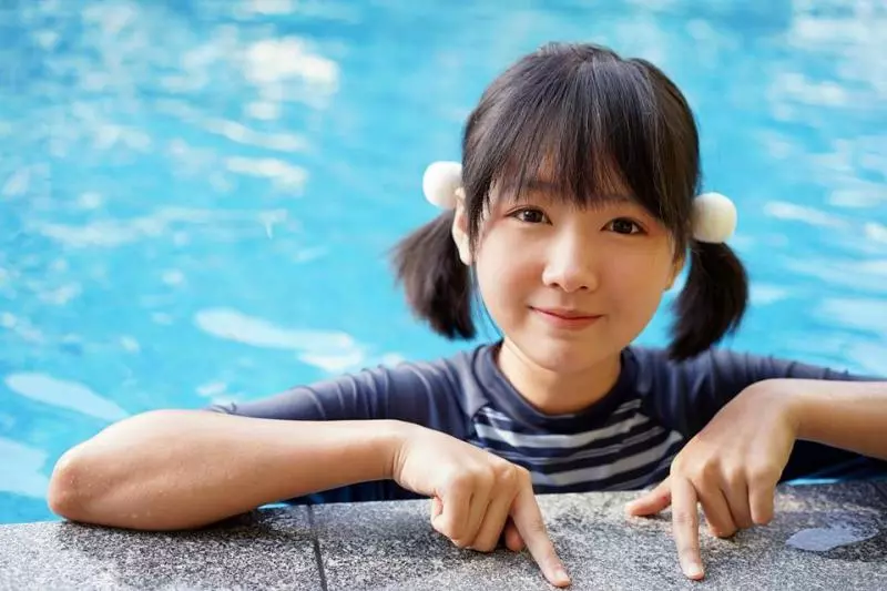泰國清純網紅曬「泳裝照」超蘿莉 跨下驚見「超MAN一大包」她解釋:我不是偽娘!