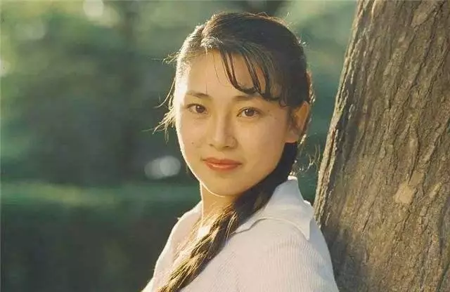 她暗戀李連杰20年,卻不如利智一見鍾情,今58歲嫁餐館老闆