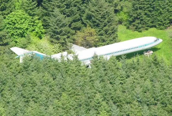 超狂爺爺「砸300萬買噴射機」一住20年 內裝成豪宅得意:沒房子比這更安全