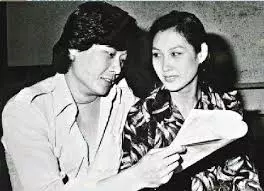 曾被判終身坐輪椅,卻扛起11人家計,與本土一哥維持3年婚姻:如今「年過半百拚碩士」,與女兒相依為命