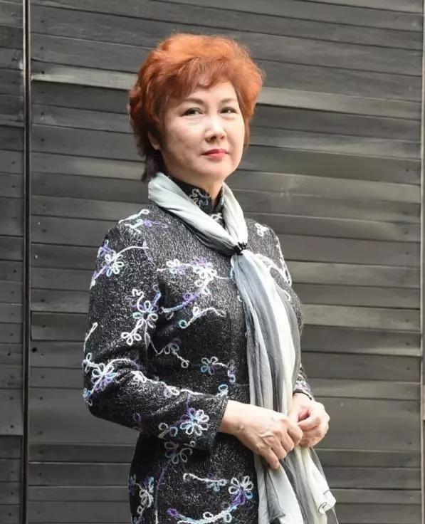 曾被判終身坐輪椅,卻扛起11人家計,與本土一哥維持3年婚姻:如今「年過半百拚碩士」,與女兒相依為命