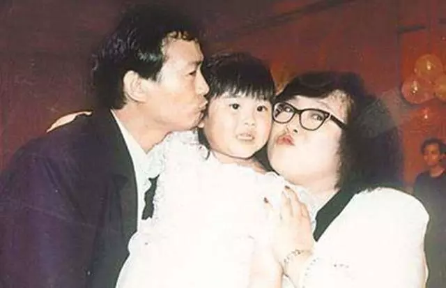 72歲鄭少秋近照,頭髮稀疏和老婆像「父女」,4個女兒顏值驚人!