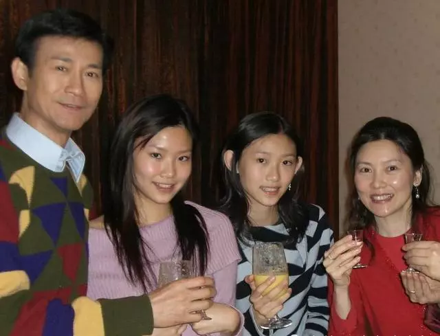 72歲鄭少秋近照,頭髮稀疏和老婆像「父女」,4個女兒顏值驚人!