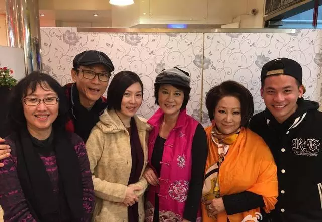 72歲鄭少秋近照,頭髮稀疏和老婆像「父女」,4個女兒顏值驚人!