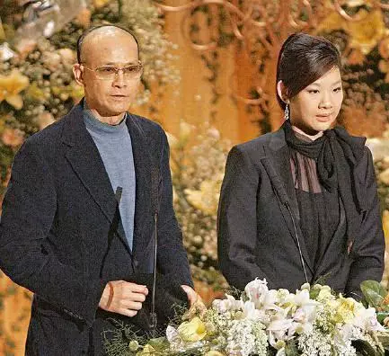 72歲鄭少秋近照,頭髮稀疏和老婆像「父女」,4個女兒顏值驚人!