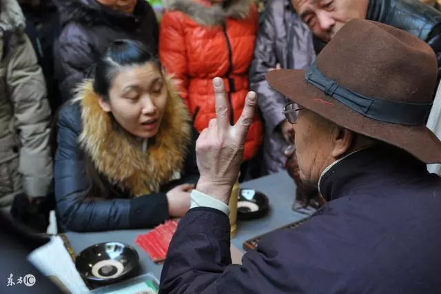 四個兒子都沒活過50歲,算命先生讓挖開祖墳 !看到裡麵老母親嚇癱