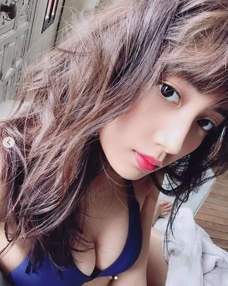 曾拍開腿挑逗豔照...「神的美少女」高中畢業了!