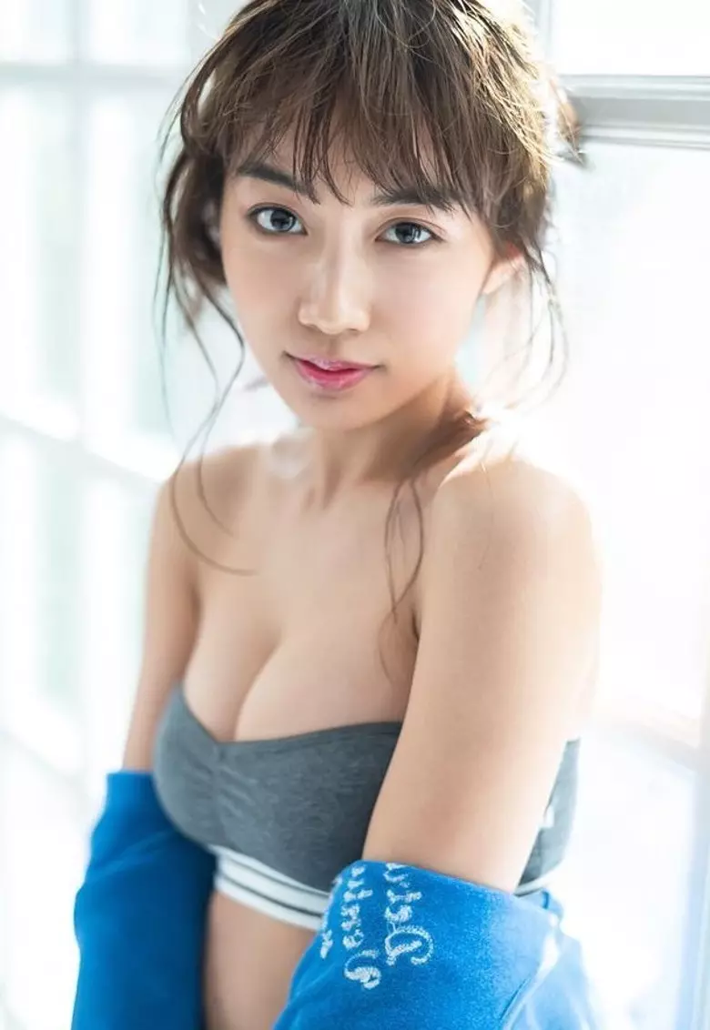 曾拍開腿挑逗豔照...「神的美少女」高中畢業了!