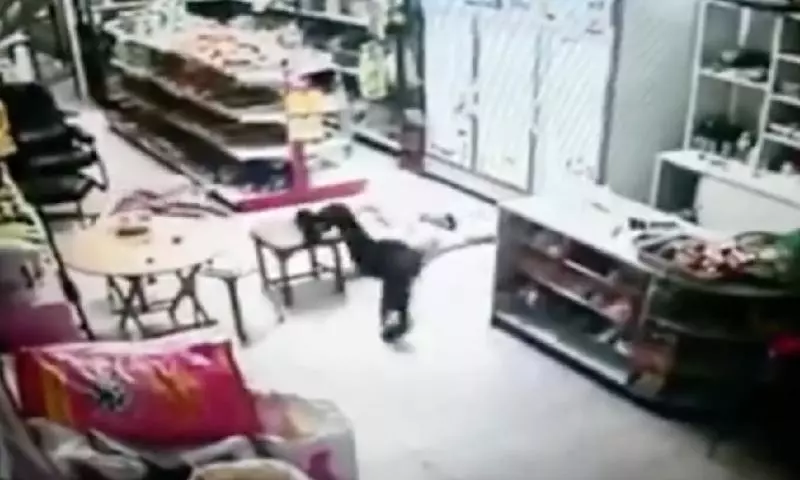 警察爸掏槍上膛嗆兒子:「不戒遊戲,你就打死我!」下一秒兒子毫不猶豫舉槍...【影片慎入】
