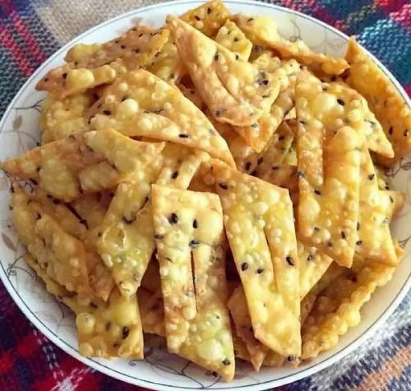 【金黃酥脆炸麻葉】一點麵粉加點雞蛋黑芝麻,炸出來非常好看又酥脆,做法簡單,想要吃的朋友就來試試做一下吧,非常不錯的