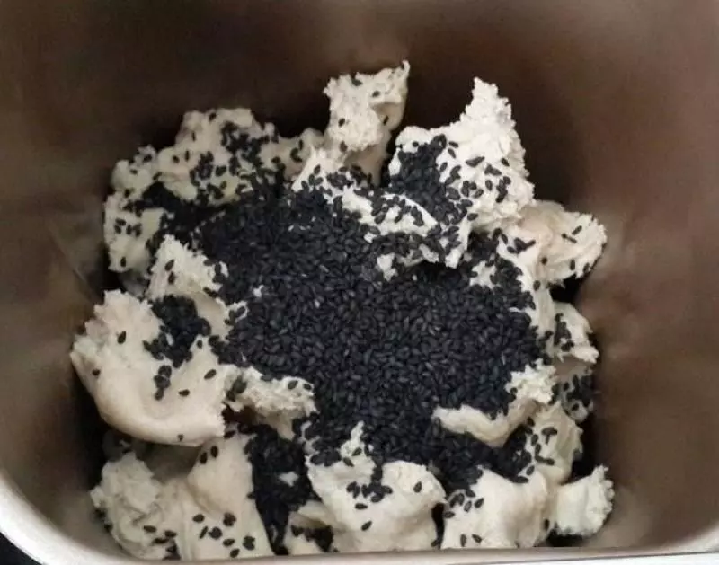 【金黃酥脆炸麻葉】一點麵粉加點雞蛋黑芝麻,炸出來非常好看又酥脆,做法簡單,想要吃的朋友就來試試做一下吧,非常不錯的