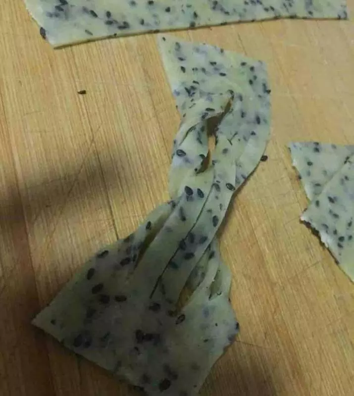 【金黃酥脆炸麻葉】一點麵粉加點雞蛋黑芝麻,炸出來非常好看又酥脆,做法簡單,想要吃的朋友就來試試做一下吧,非常不錯的