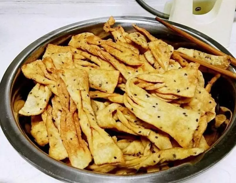 【金黃酥脆炸麻葉】一點麵粉加點雞蛋黑芝麻,炸出來非常好看又酥脆,做法簡單,想要吃的朋友就來試試做一下吧,非常不錯的