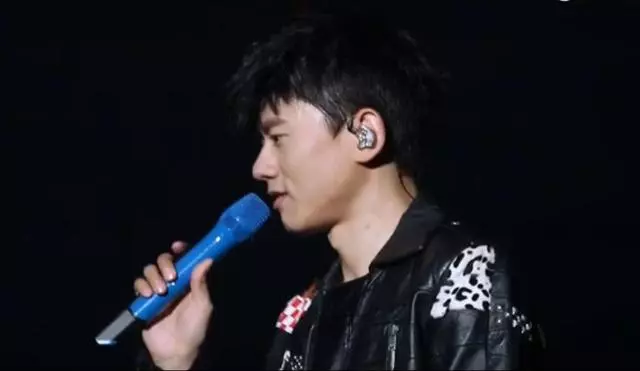 史上最慘澹的演唱會,八萬人大廳只去20人,網友:兩個保安輪流盯1個觀眾,不能讓他們跑了