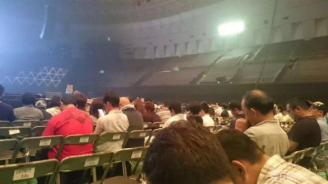 史上最慘澹的演唱會,八萬人大廳只去20人,網友:兩個保安輪流盯1個觀眾,不能讓他們跑了