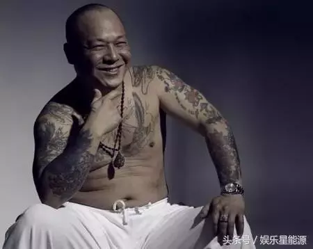 65歲吳誌雄全家照!當年帶100多個黑幫小弟齊拍戲,沒想到如今女兒居然長得這麼美!網友:女兒不出道就浪費了