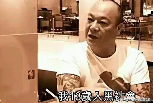 65歲吳誌雄全家照!當年帶100多個黑幫小弟齊拍戲,沒想到如今女兒居然長得這麼美!網友:女兒不出道就浪費了