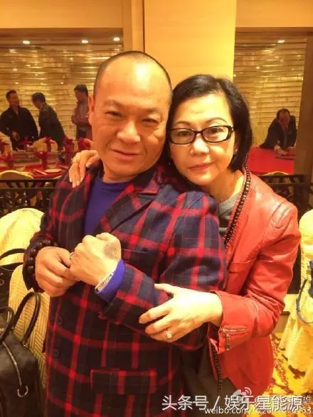 65歲吳誌雄全家照!當年帶100多個黑幫小弟齊拍戲,沒想到如今女兒居然長得這麼美!網友:女兒不出道就浪費了