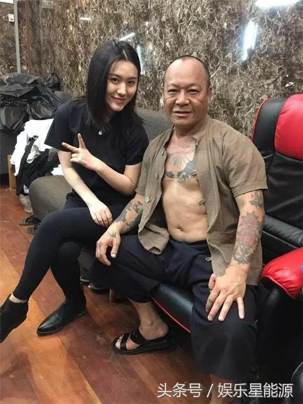 65歲吳誌雄全家照!當年帶100多個黑幫小弟齊拍戲,沒想到如今女兒居然長得這麼美!網友:女兒不出道就浪費了