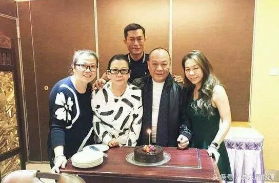 65歲吳誌雄全家照!當年帶100多個黑幫小弟齊拍戲,沒想到如今女兒居然長得這麼美!網友:女兒不出道就浪費了
