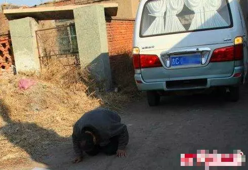 嫌父親是乞丐,臨死老大老二都不來,唯有女兒送葬,看到遺產傻了!