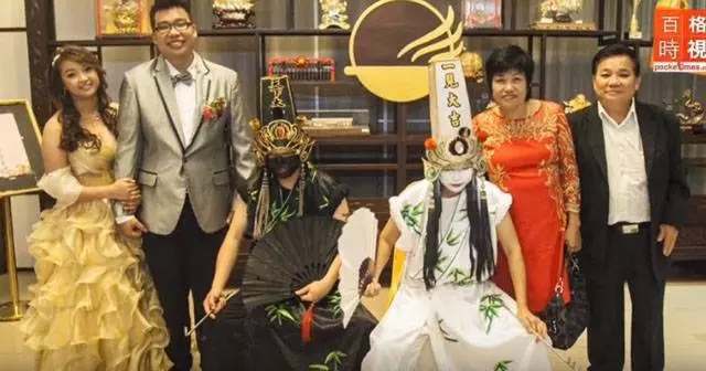 「黑白無常」驚現婚宴~~原來祂們跟新郎父母~~還上台敬酒、發紅包!(內有視頻)
